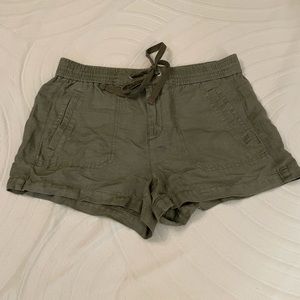 Lou and Grey olive linen shorts size small